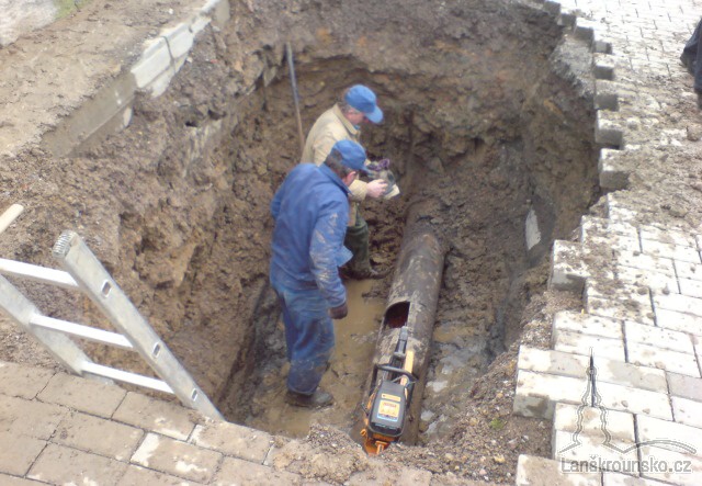Pracovnici opravujici potrubi.jpg